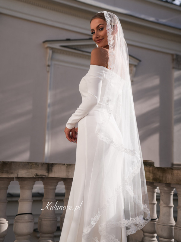 Spanish medium length veil with lace edges