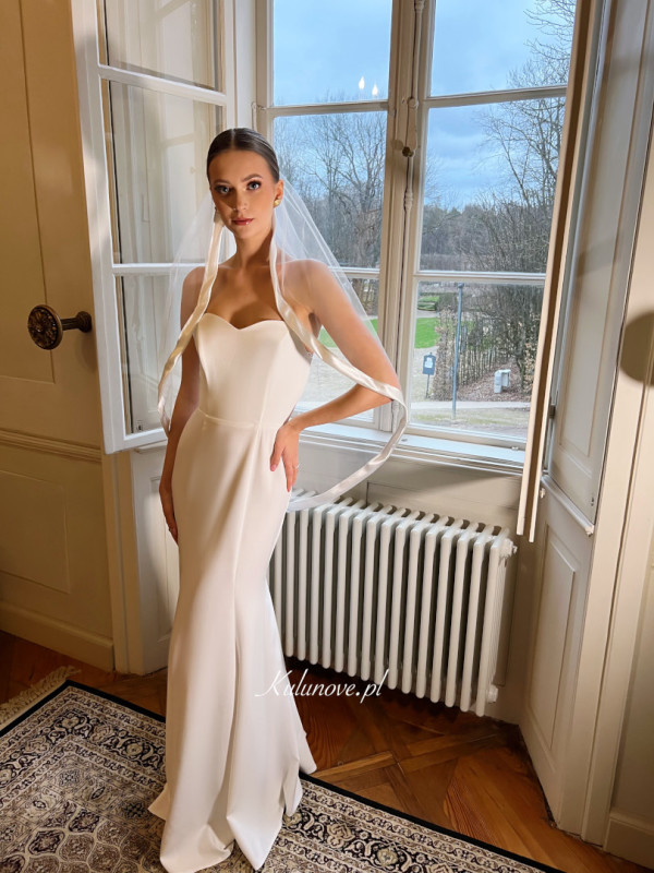 Short wedding veil with decorative satin ribbon