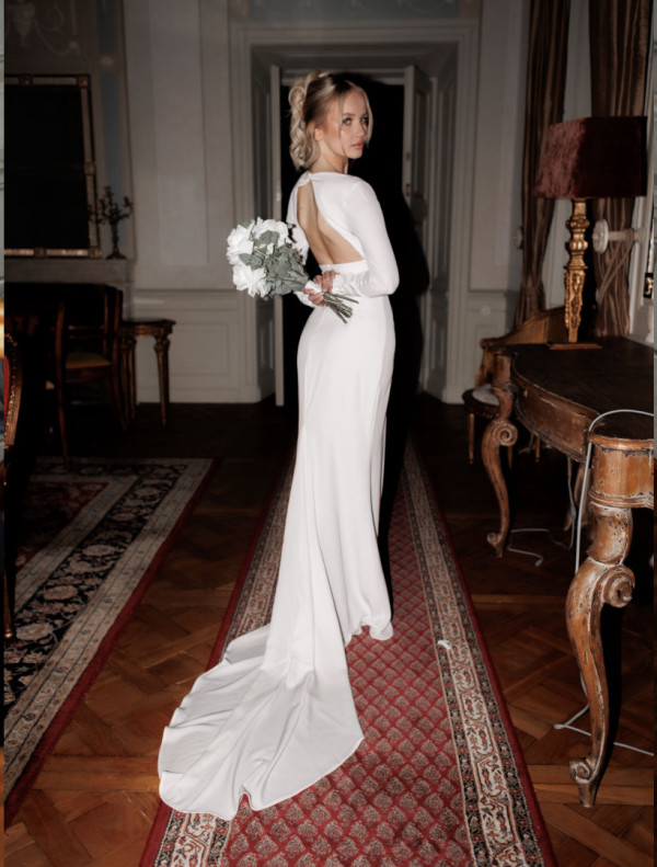 Zenaida - fishnet-shaped wedding dress with open back and train